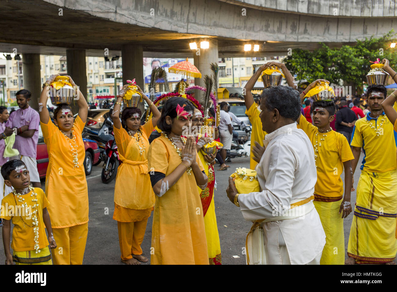 Kuala Lumpur, Malaisie. Feb, 2017 4. Hindou dévot malaisien participe à la fête de Thaipusam à Batu Caves, la Malaisie, le 04 février, 2017. Thaipusam est célébré par les dévots du dieu hindou Murugan et est un important festival de la communauté tamoule dans des pays comme l'Inde, Sri Lanka, Indonésie, Thaïlande, Malaisie et Singapour, au cours de laquelle les dévots pierce eux-mêmes avec les pointes et prendre part à de longues processions. Crédit : Chris Jung/ZUMA/Alamy Fil Live News Banque D'Images