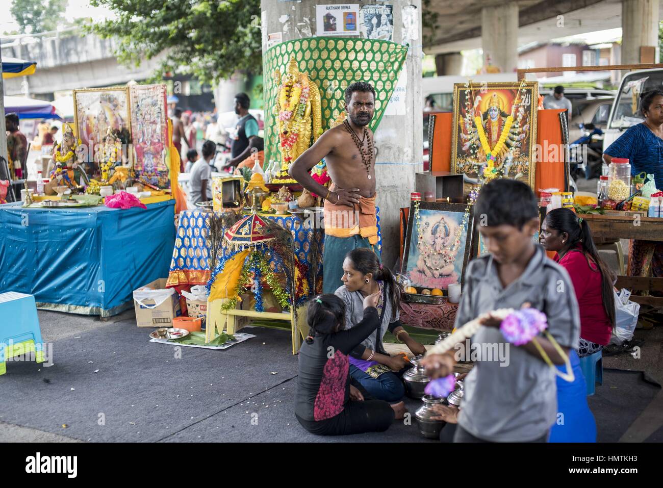 Kuala Lumpur, Malaisie. Feb, 2017 4. Hindou dévot malaisien participe à la fête de Thaipusam à Batu Caves, la Malaisie, le 04 février, 2017. Thaipusam est célébré par les dévots du dieu hindou Murugan et est un important festival de la communauté tamoule dans des pays comme l'Inde, Sri Lanka, Indonésie, Thaïlande, Malaisie et Singapour, au cours de laquelle les dévots pierce eux-mêmes avec les pointes et prendre part à de longues processions. Crédit : Chris Jung/ZUMA/Alamy Fil Live News Banque D'Images