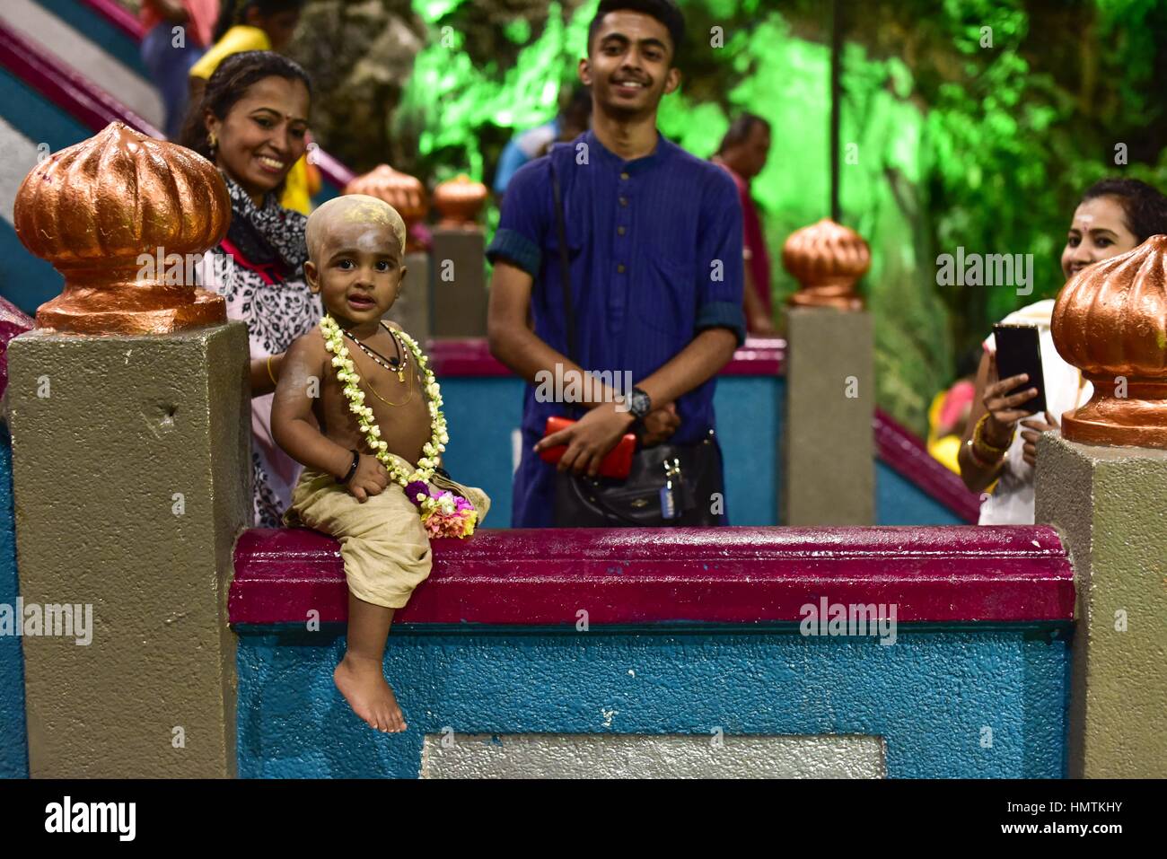 Kuala Lumpur, Malaisie. Feb, 2017 4. Hindou dévot malaisien garçon posé pour la photo pendant le festival de Thaipusam en Batu Caves, la Malaisie, le 04 février, 2017. Thaipusam est célébré par les dévots du dieu hindou Murugan et est un important festival de la communauté tamoule dans des pays comme l'Inde, Sri Lanka, Indonésie, Thaïlande, Malaisie et Singapour, au cours de laquelle les dévots pierce eux-mêmes avec les pointes et prendre part à de longues processions. Crédit : Chris Jung/ZUMA/Alamy Fil Live News Banque D'Images