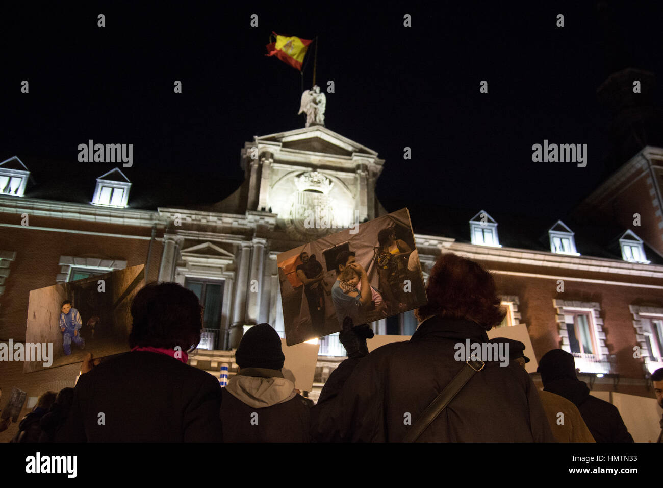 Madrid, Espagne. Feb, 2017 5. Les gens protestent devant le ministère des Affaires étrangères à l'encontre de l'explosif dans le Donbass par l'armée ukrainienne et de la participation par des unités militaires et des experts des pays de l'OTAN. Credit : Marcos del Mazo/Alamy Live News Banque D'Images