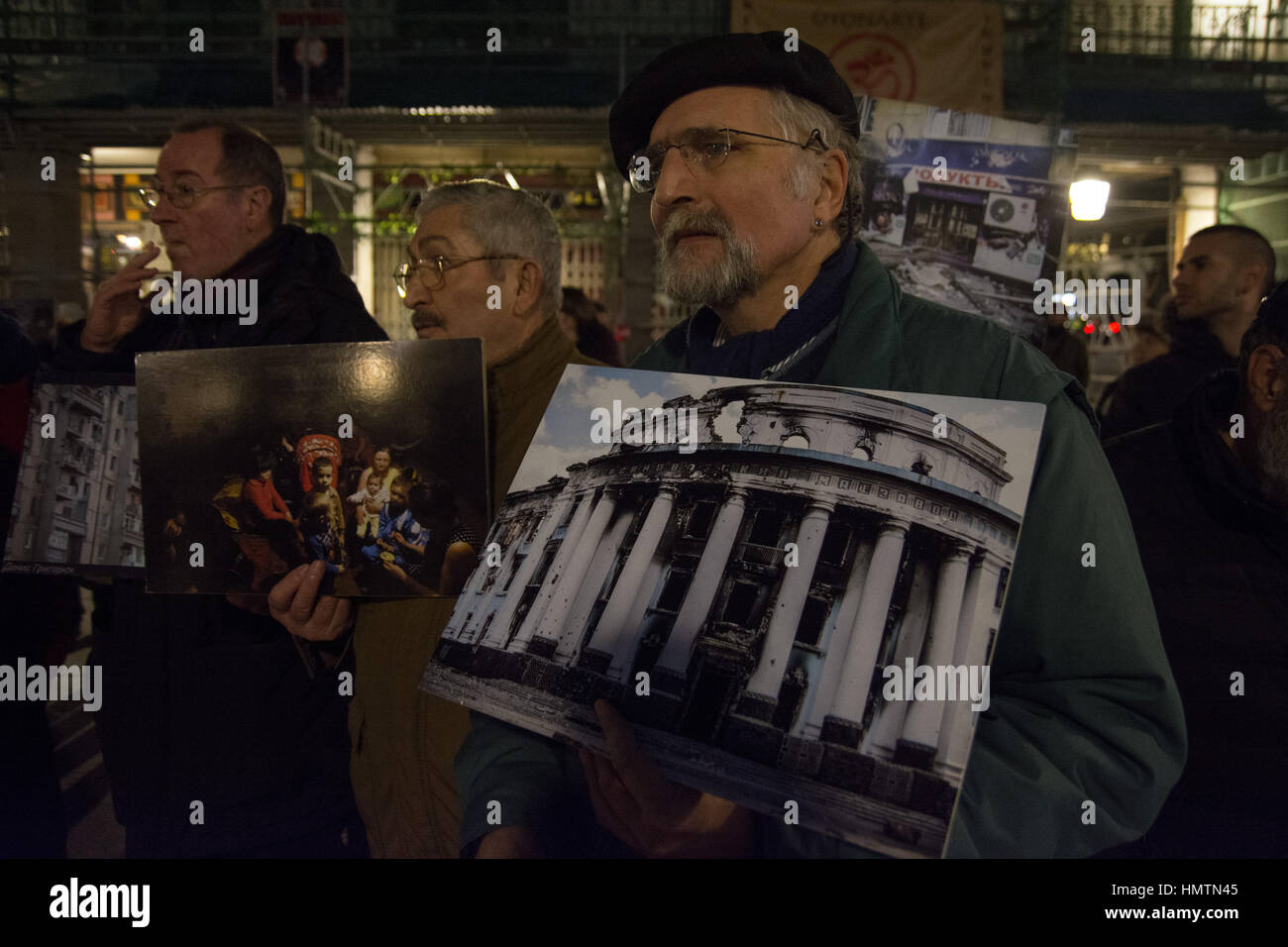 Madrid, Espagne. Feb, 2017 5. Les gens protestent contre l'explosif dans le Donbass par l'armée ukrainienne et de la participation par des unités militaires et des experts des pays de l'OTAN. Credit : Marcos del Mazo/Alamy Live News Banque D'Images
