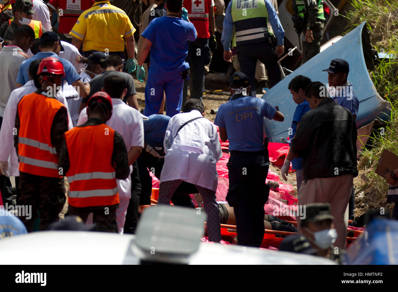 Tegucigalpa, Honduras. Feb, 2017 5. Les sauveteurs travaillent sur le site où un autobus est entré en collision avec un semitruck le long de la route reliant la capitale Tegucigalpa avec la partie sud du Honduras. Au moins 17 personnes ont été tuées et 35 autres ont été blessées dimanche quand un bus de passagers est entré en collision avec un semitruck dans le sud du Honduras, les médias locaux ont rapporté. Credit : Rafael Ochoa/Xinhua/Alamy Live News Banque D'Images