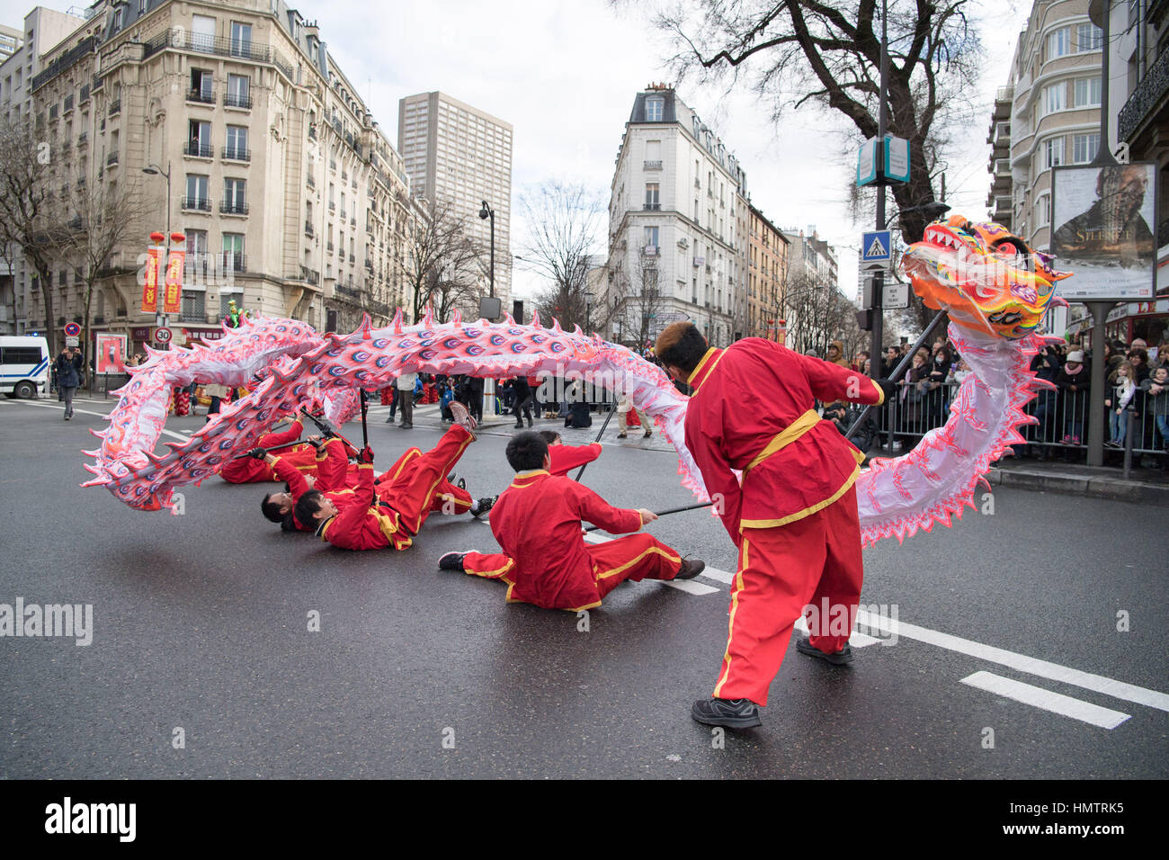 Paris, France. Feb, 2017 5. Les gens font la danse du dragon lors d'un défilé dans le 13e arrondissement de Paris, France. Un défilé a eu lieu dans le 13ème arrondissement de Paris pour célébrer la nouvelle année chinoise du coq. Crédit : Chen Yichen/Xinhua/Alamy Live News Banque D'Images