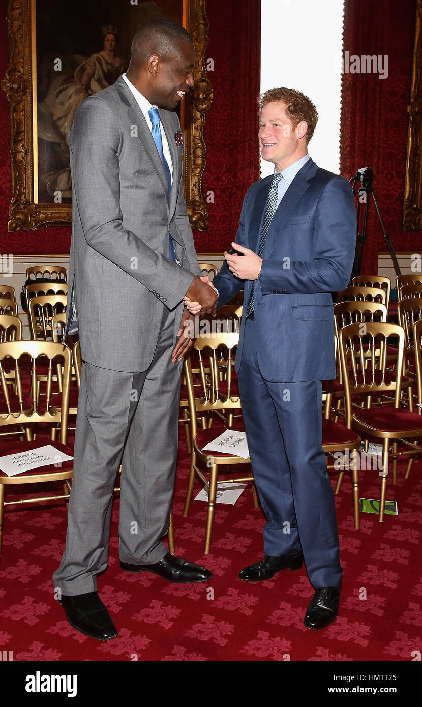 Londres, Royaume-Uni. 14 Jan, 2015. 14 janvier 2015 - Londres, Angleterre - le prince Harry rencontre l'ambassadeur mondial de la NBA Dikembe Mutombo lors d'un événement à l'obtention du diplôme de base Coach St James's Palace. Crédit photo : Alpha Press/AdMedia Alpha Crédit : Presse/AdMedia/ZUMA/Alamy Fil Live News Banque D'Images