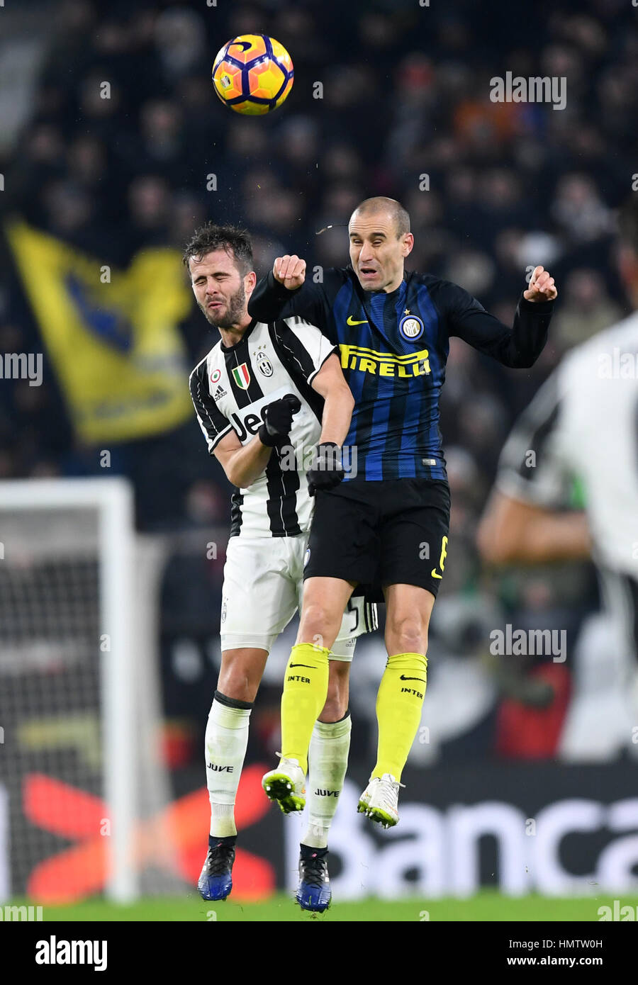 Turin, Italie. Feb, 2017 5. La Juventus' Code Pjanic (L) chefs de la balle avec l'Inter Milan's Rodrigo Palacio lors de leur série un match de football à Turin, Italie. La Juventus a gagné 1-0. Credit : Alberto Lingria/Xinhua/Alamy Live News Banque D'Images