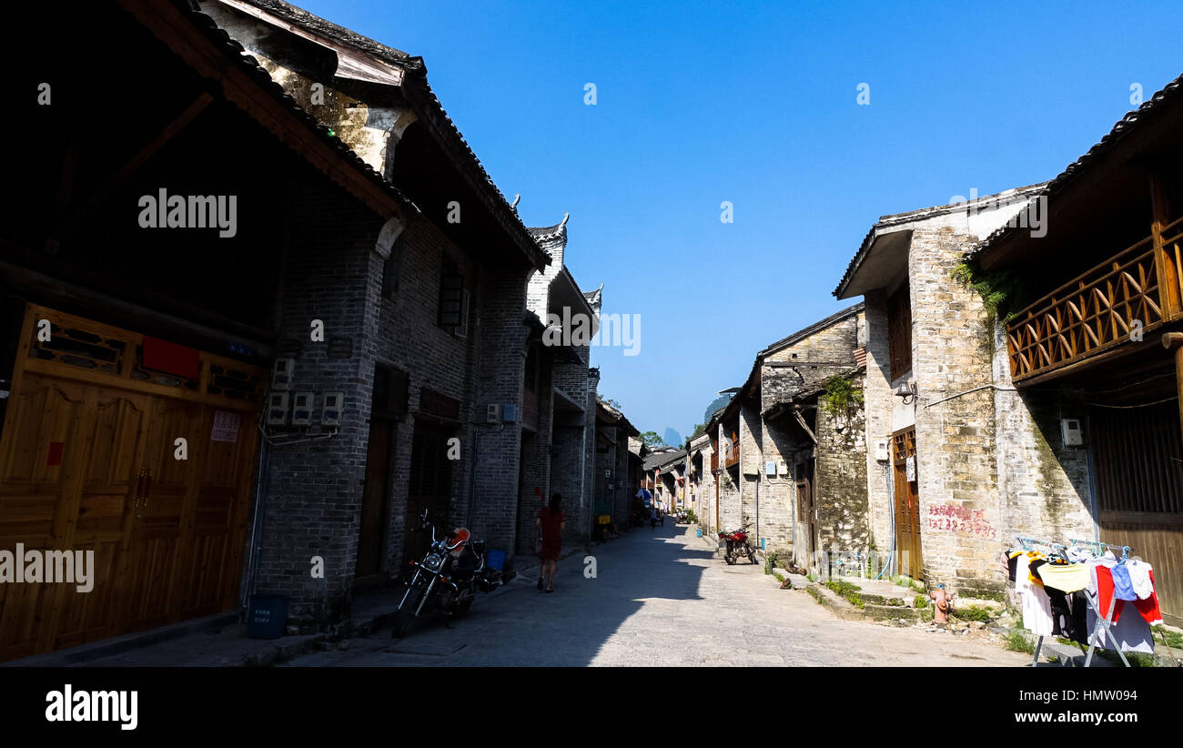 Guilin, Guilin, Chine. 2e Février, 2017. Guilin, Chine 2 février 2017 : (usage éditorial uniquement. Chine OUT) .Paysage de Xingping ancienne ville de Guilin, dans le sud-ouest de la région autonome Zhuang du Guangxi. Niché au pied de la montagne et par l'eau, Xingping ville ancienne se vante d'être la plus belle ville le long de la rivière Li, où les reliques culturelles conservent leur apparence d'origine, y compris les ponts, les anciens pavillons et ferries, et le paysage naturel est remarquablement à couper le souffle. La rivière Li traverse Xingping ville ancienne, le long de laquelle les sommets de compléter leurs refle Banque D'Images