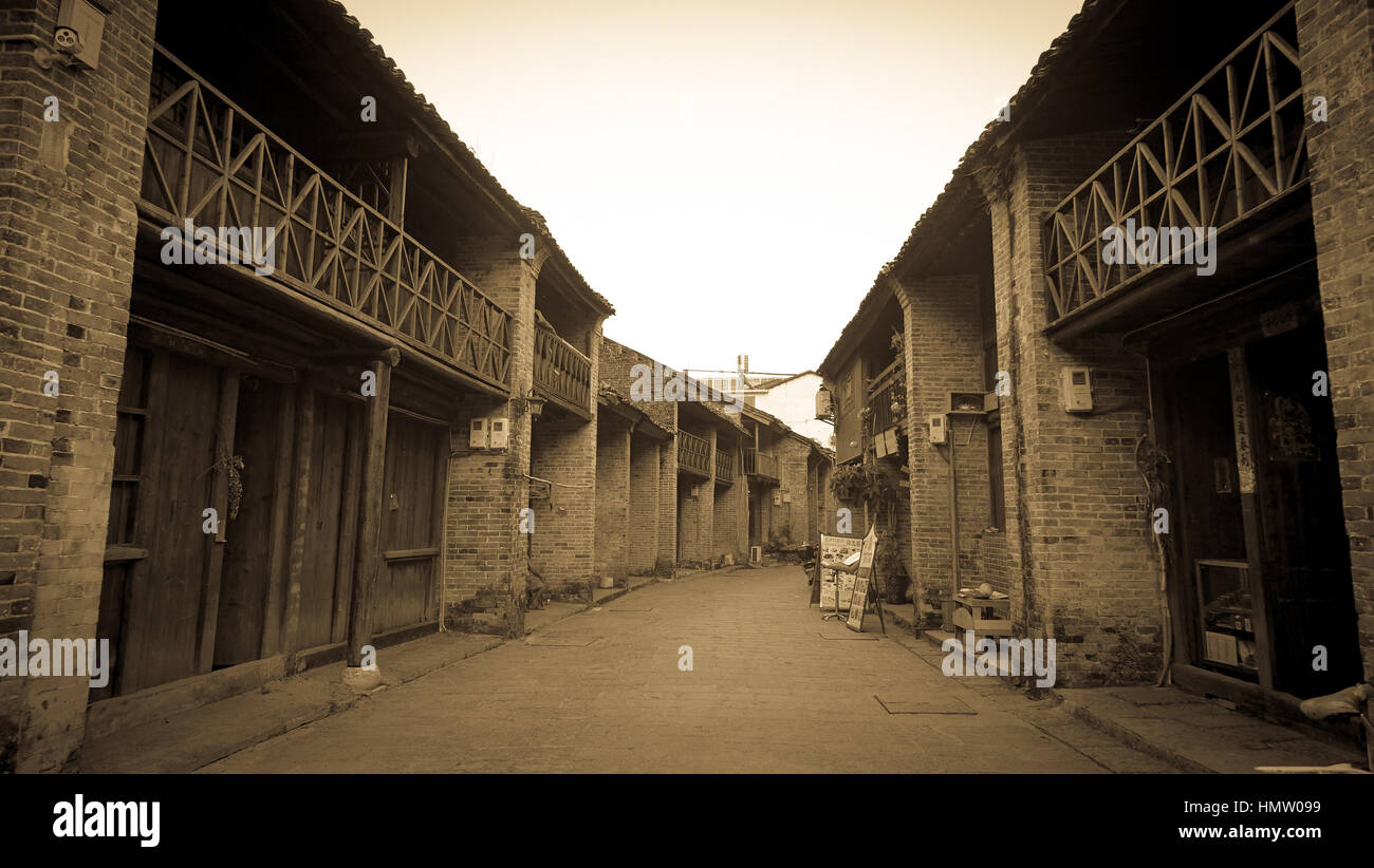 Guilin, Guilin, Chine. 2e Février, 2017. Guilin, Chine 2 février 2017 : (usage éditorial uniquement. Chine OUT) .Paysage de Xingping ancienne ville de Guilin, dans le sud-ouest de la région autonome Zhuang du Guangxi. Niché au pied de la montagne et par l'eau, Xingping ville ancienne se vante d'être la plus belle ville le long de la rivière Li, où les reliques culturelles conservent leur apparence d'origine, y compris les ponts, les anciens pavillons et ferries, et le paysage naturel est remarquablement à couper le souffle. La rivière Li traverse Xingping ville ancienne, le long de laquelle les sommets de compléter leurs refle Banque D'Images