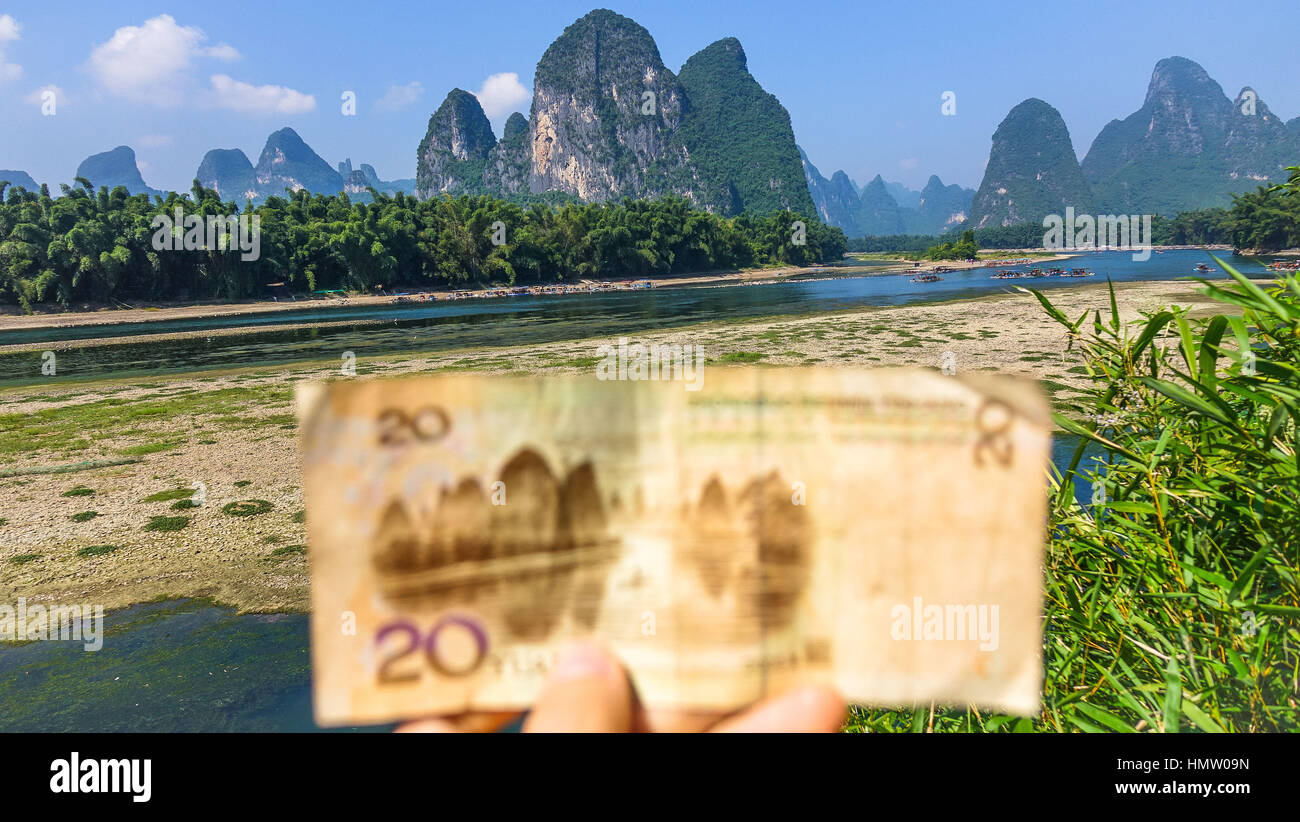 Guilin, Guilin, Chine. 2e Février, 2017. Guilin, Chine 2 février 2017 : (usage éditorial uniquement. Chine OUT) .Paysage de Xingping ancienne ville de Guilin, dans le sud-ouest de la région autonome Zhuang du Guangxi. Niché au pied de la montagne et par l'eau, Xingping ville ancienne se vante d'être la plus belle ville le long de la rivière Li, où les reliques culturelles conservent leur apparence d'origine, y compris les ponts, les anciens pavillons et ferries, et le paysage naturel est remarquablement à couper le souffle. La rivière Li traverse Xingping ville ancienne, le long de laquelle les sommets de compléter leurs refle Banque D'Images