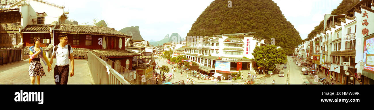 Guilin, Guilin, Chine. 2e Février, 2017. Guilin, Chine 2 février 2017 : (usage éditorial uniquement. Chine OUT) .Paysage de Xingping ancienne ville de Guilin, dans le sud-ouest de la région autonome Zhuang du Guangxi. Niché au pied de la montagne et par l'eau, Xingping ville ancienne se vante d'être la plus belle ville le long de la rivière Li, où les reliques culturelles conservent leur apparence d'origine, y compris les ponts, les anciens pavillons et ferries, et le paysage naturel est remarquablement à couper le souffle. La rivière Li traverse Xingping ville ancienne, le long de laquelle les sommets de compléter leurs refle Banque D'Images
