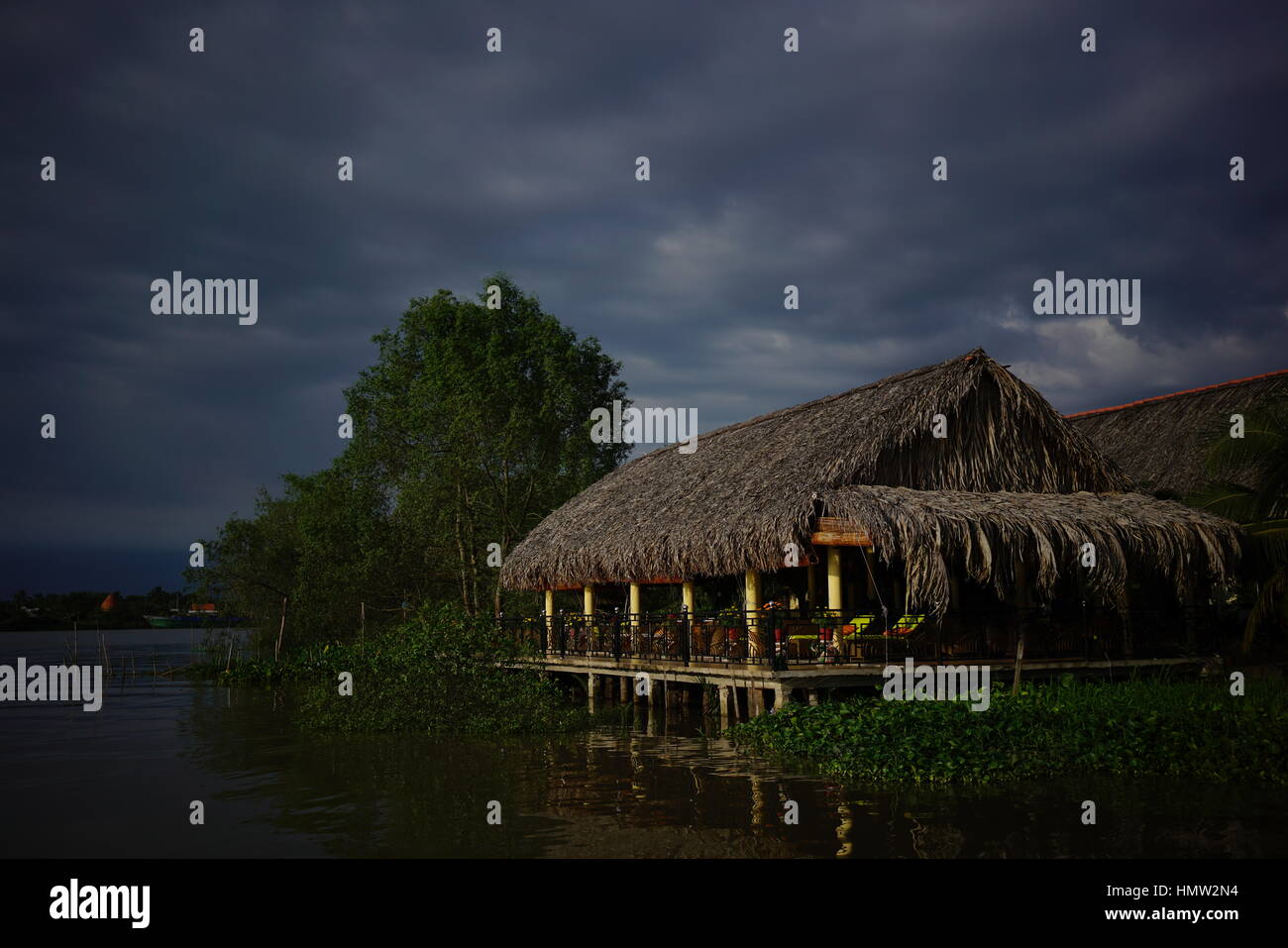 Sur les rives de la rivière Bến tre dans le Delta du Mékong, Vietnam Banque D'Images