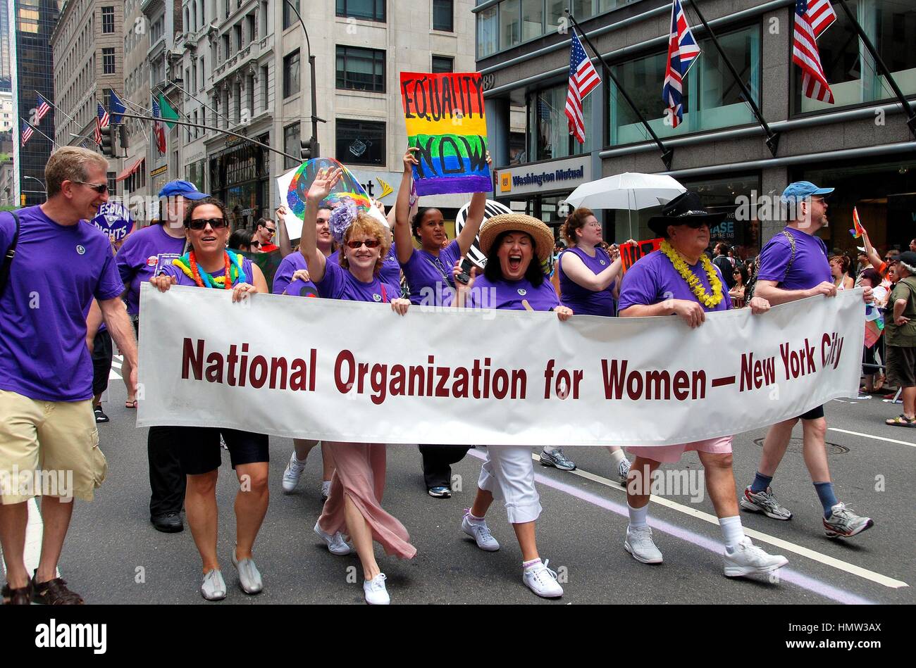 New York 27 Juin 09 Organisation Nationale Pour Les Femmes Marcheuses Lors Du 40e Anniversaire Gay Pride Parade Sur La 5e Avenue Photo Stock Alamy