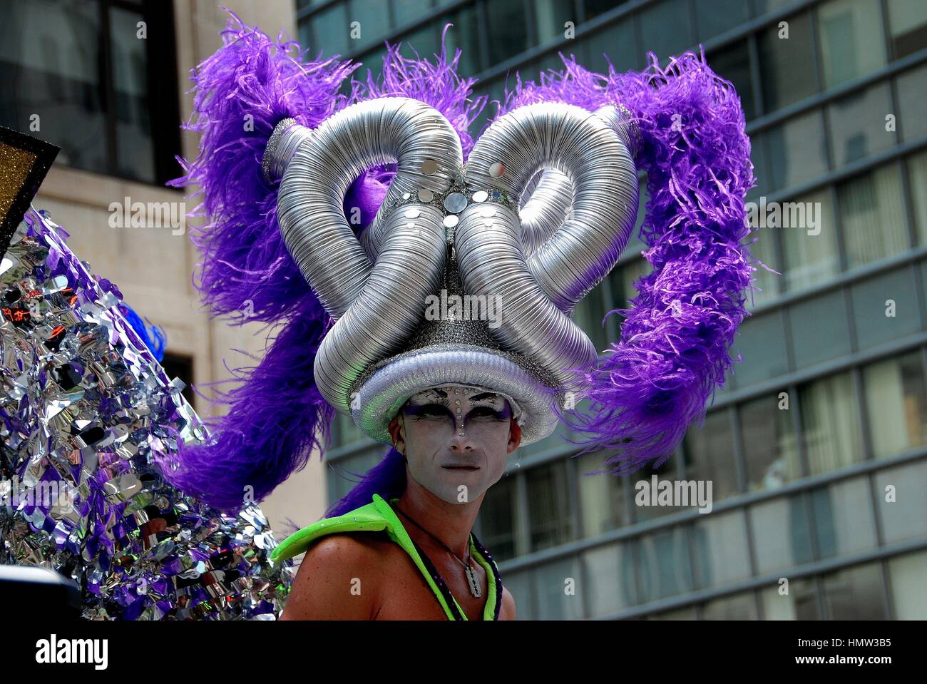 New York - 30 juin 2007 : l'homme avec une coiffure élaborée et un miroir à la Gay Pride Parade 2007 sur la Cinquième Avenue Banque D'Images