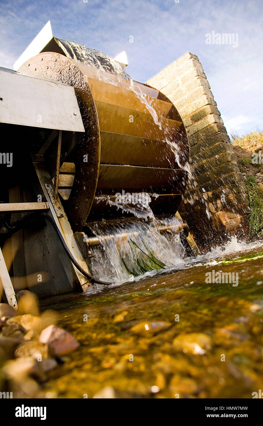 Nouvelle petite roue à eau moulin sur trutticulture près d'Édimbourg, Écosse Banque D'Images