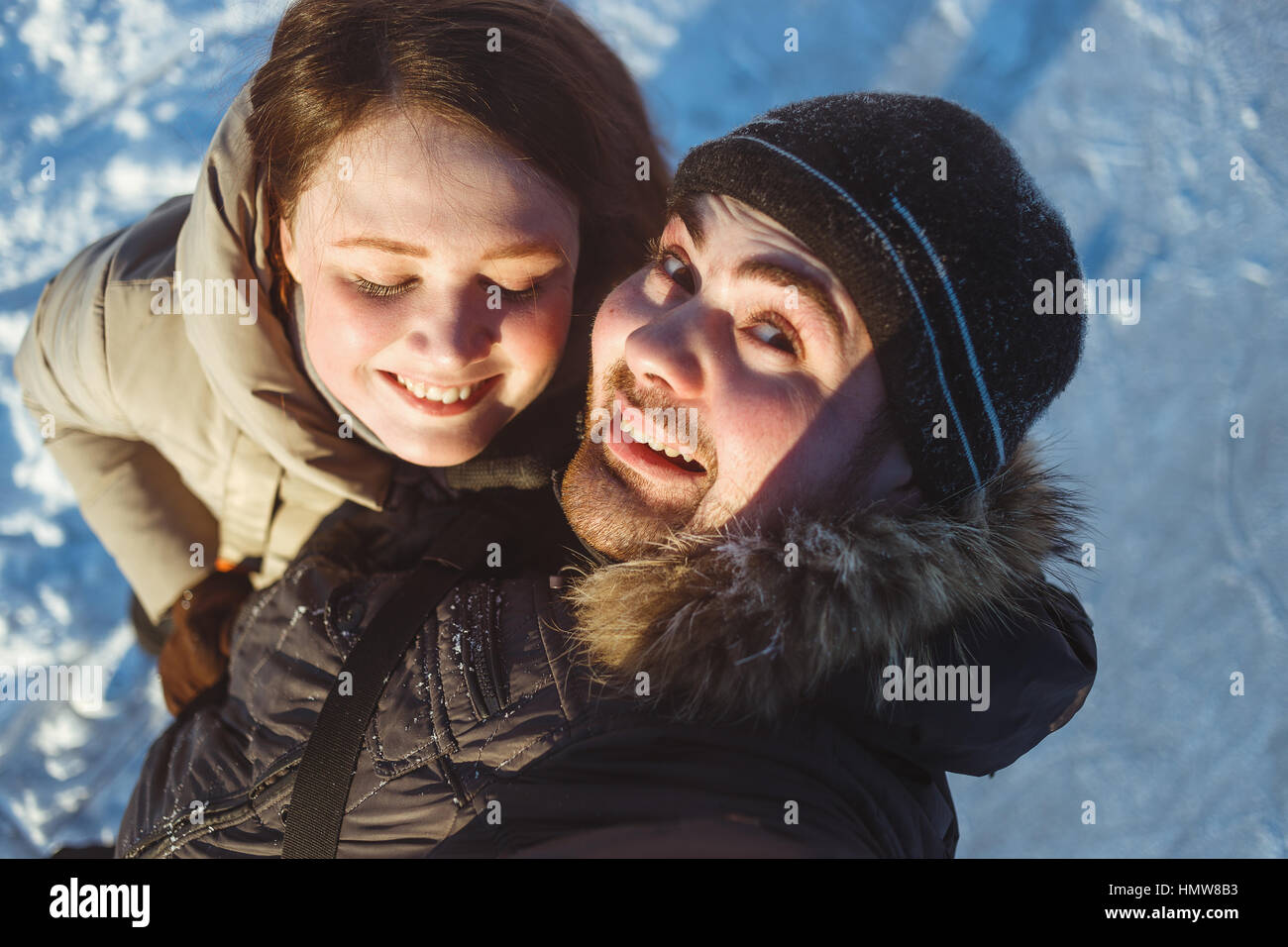 Portrait d'hiver beau couple voyager,rire randonneur, couple homme émotif et de la langue,fille,randonneurs selfies fou Banque D'Images