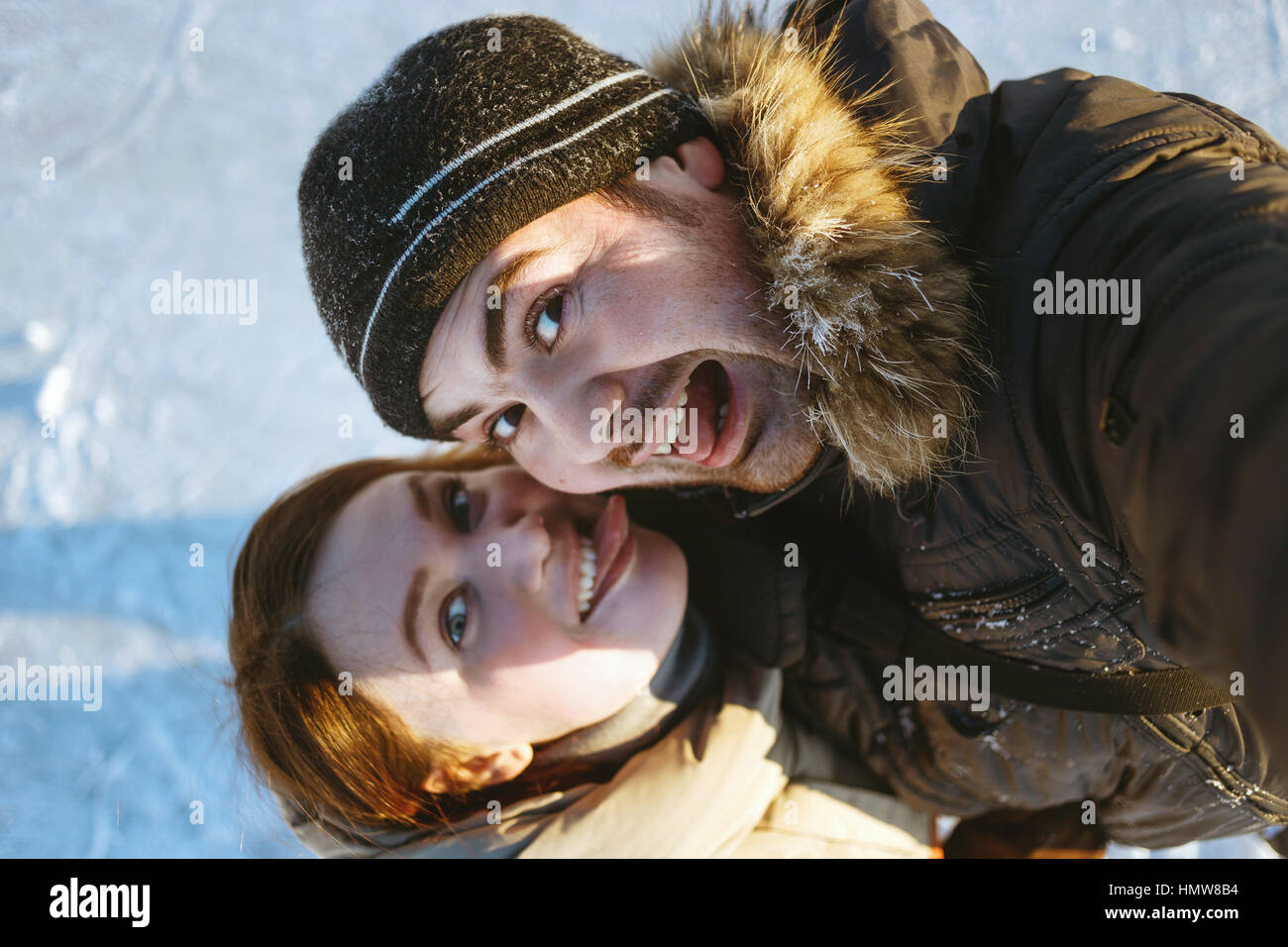 Portrait d'hiver beau couple voyager,rire randonneur, couple homme émotif et de la langue,fille,selfies fou les randonneurs. Banque D'Images