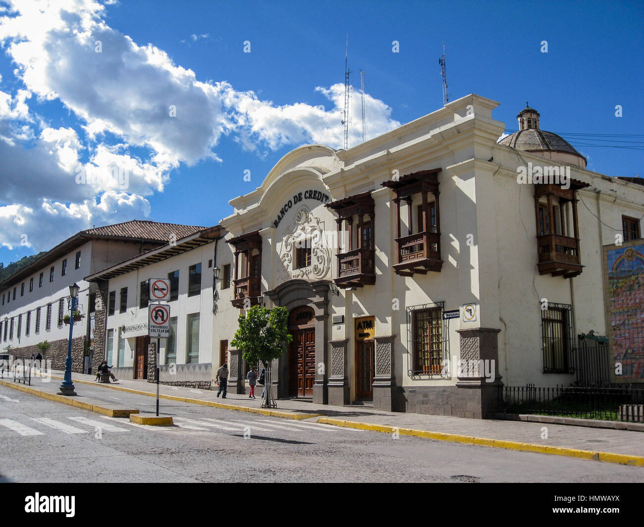 Banque de crédit façade bâtiments coloniaux Cusco Pérou Banque D'Images