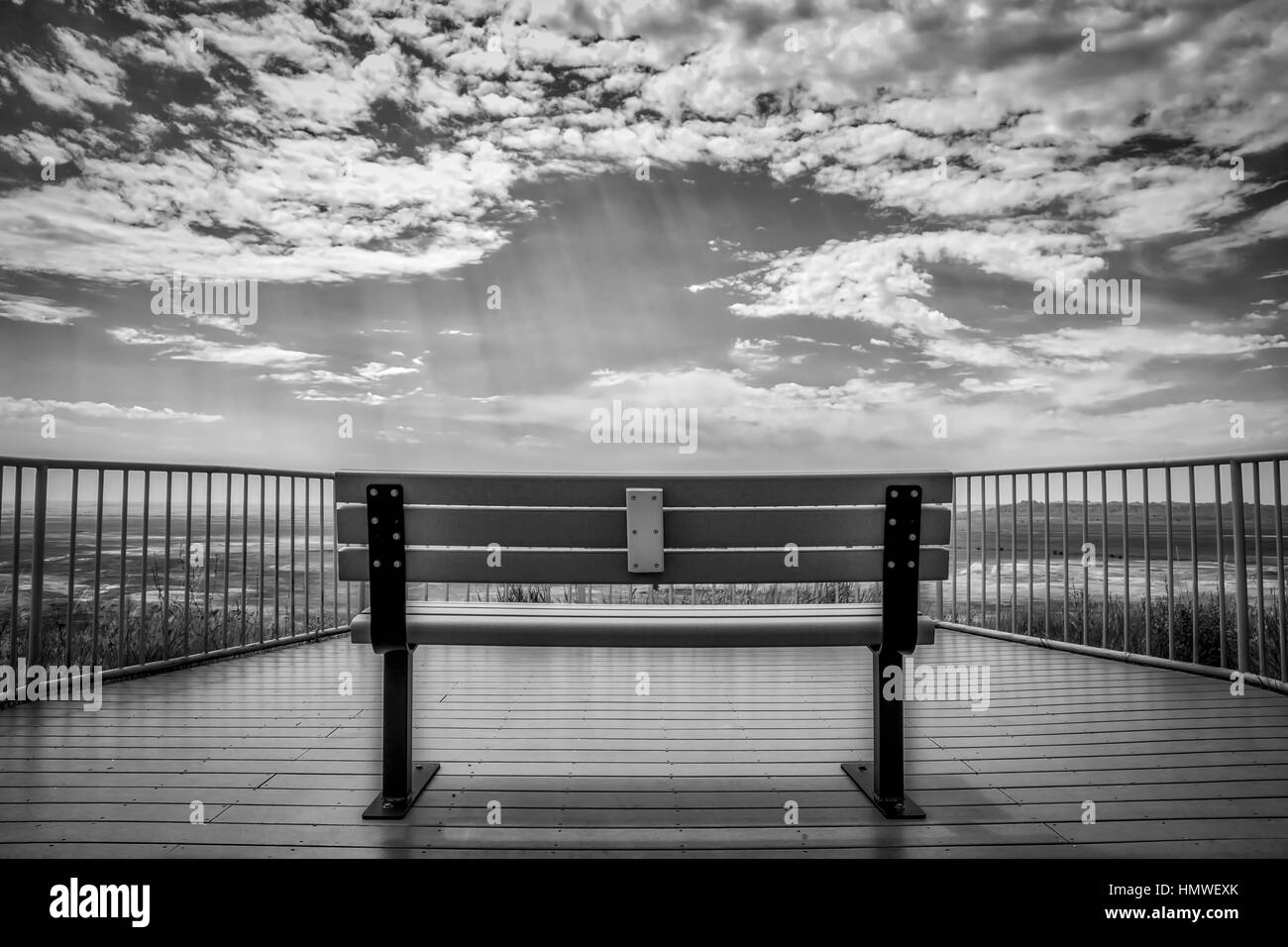 Un banc avec vue sur une prairie à Badlands National Park dans le Dakota du Sud. Banque D'Images