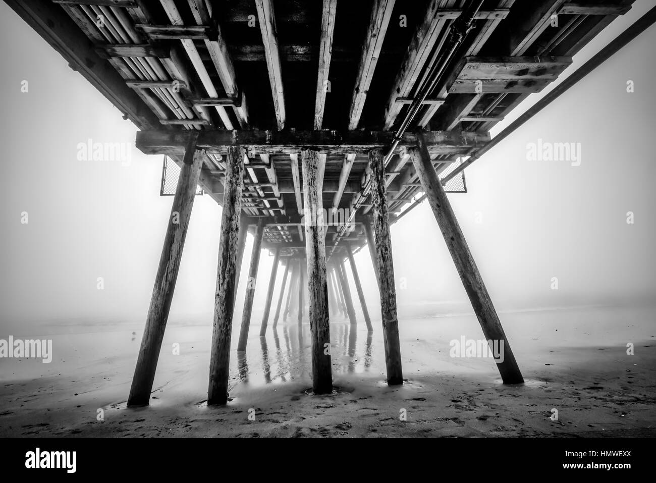 Dans le brouillard sous l'Imperial Beach Pier. Banque D'Images