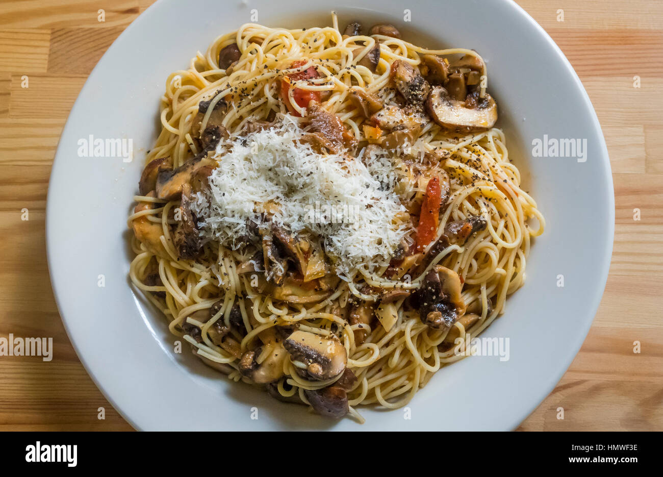 Spaghetti fine avec champignons, tomates et fromage Banque D'Images