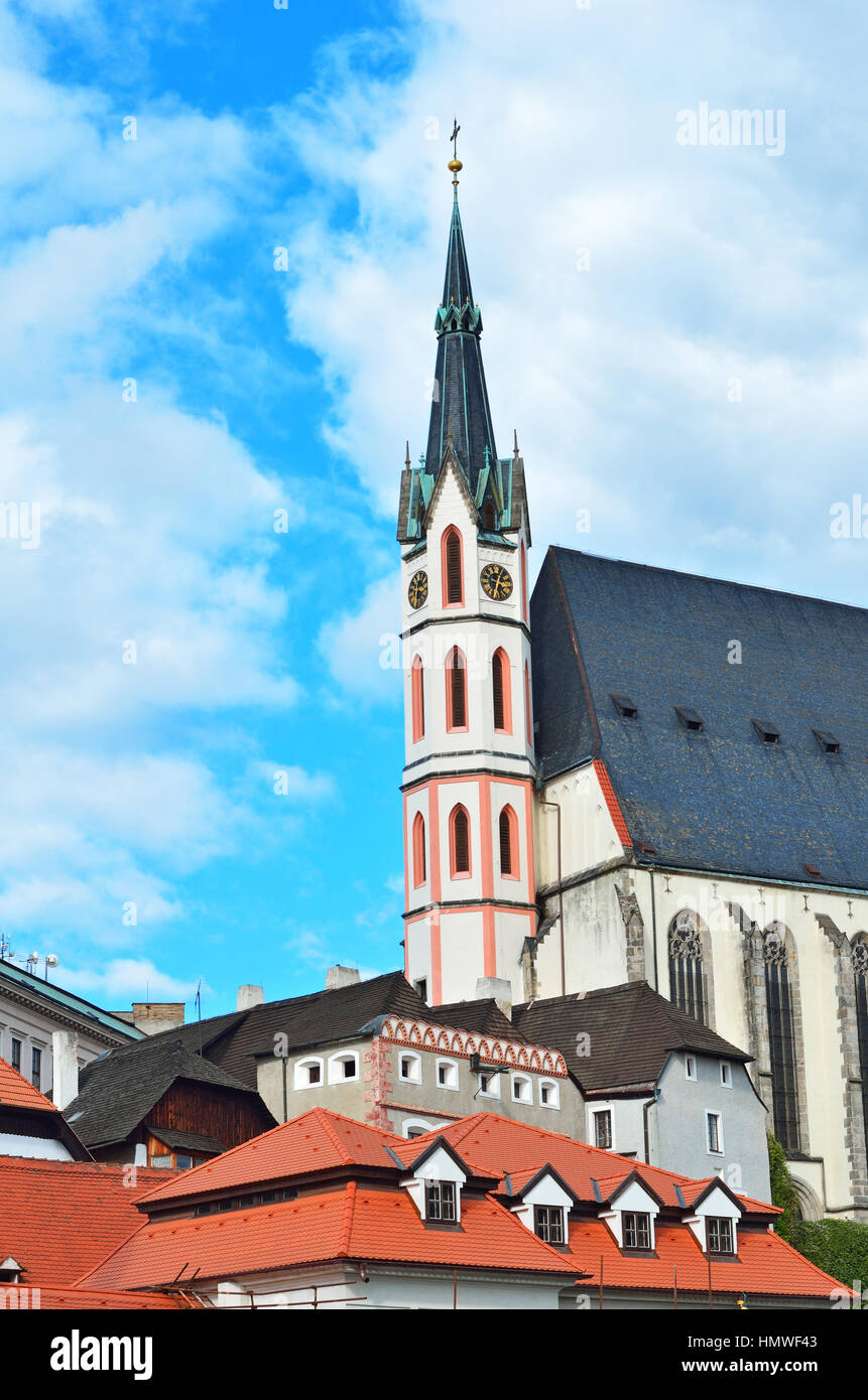 Turrent de l'église, les toits et les maisons contre le ciel bleu Banque D'Images