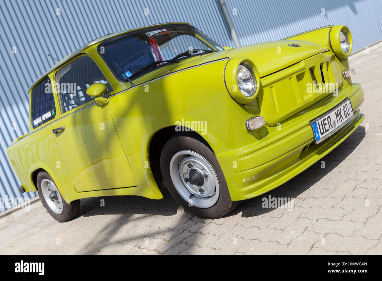 Altentreptow / Allemagne - mai 1, 2015 : voiture trabant allemande à l'écoute est à proximité d'un hall à l'oldtimer show le 1 mai 2015 à altentreptow, Allemagne. Banque D'Images