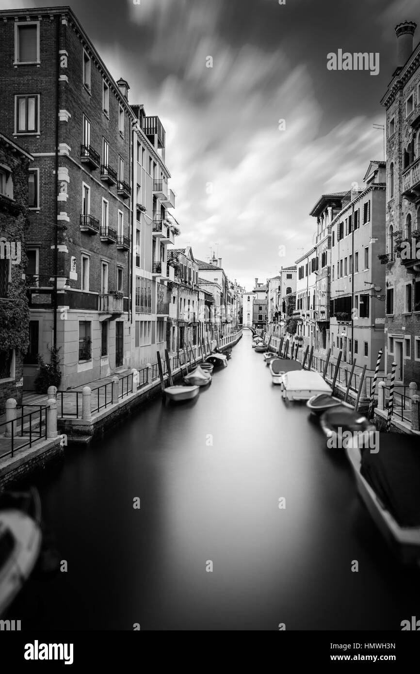 Canal de l'eau dans la magnifique ville de Venise en Italie. Très longue exposition la photographie noir et blanc Banque D'Images