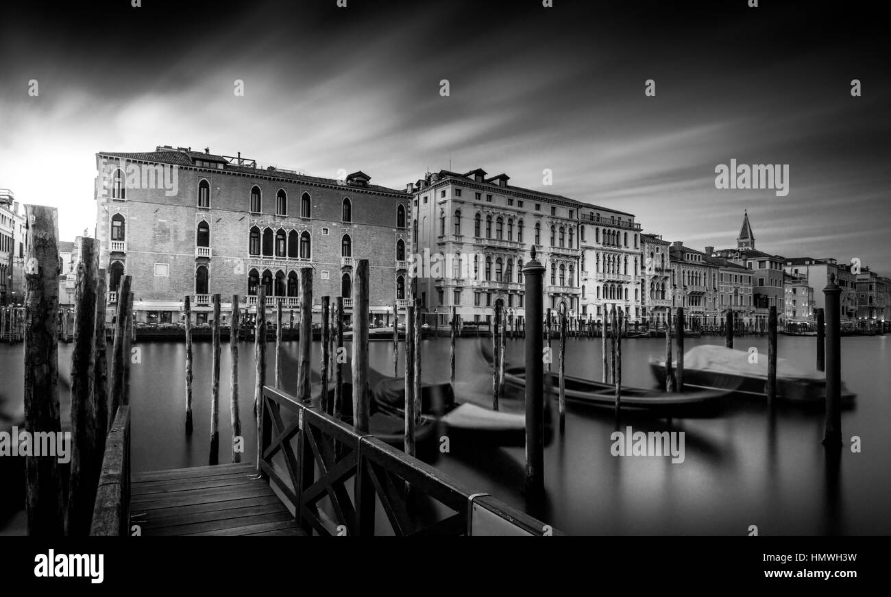Grand canal avec gondoles de belle ville Venise Italie. La photographie d'exposition très long Banque D'Images
