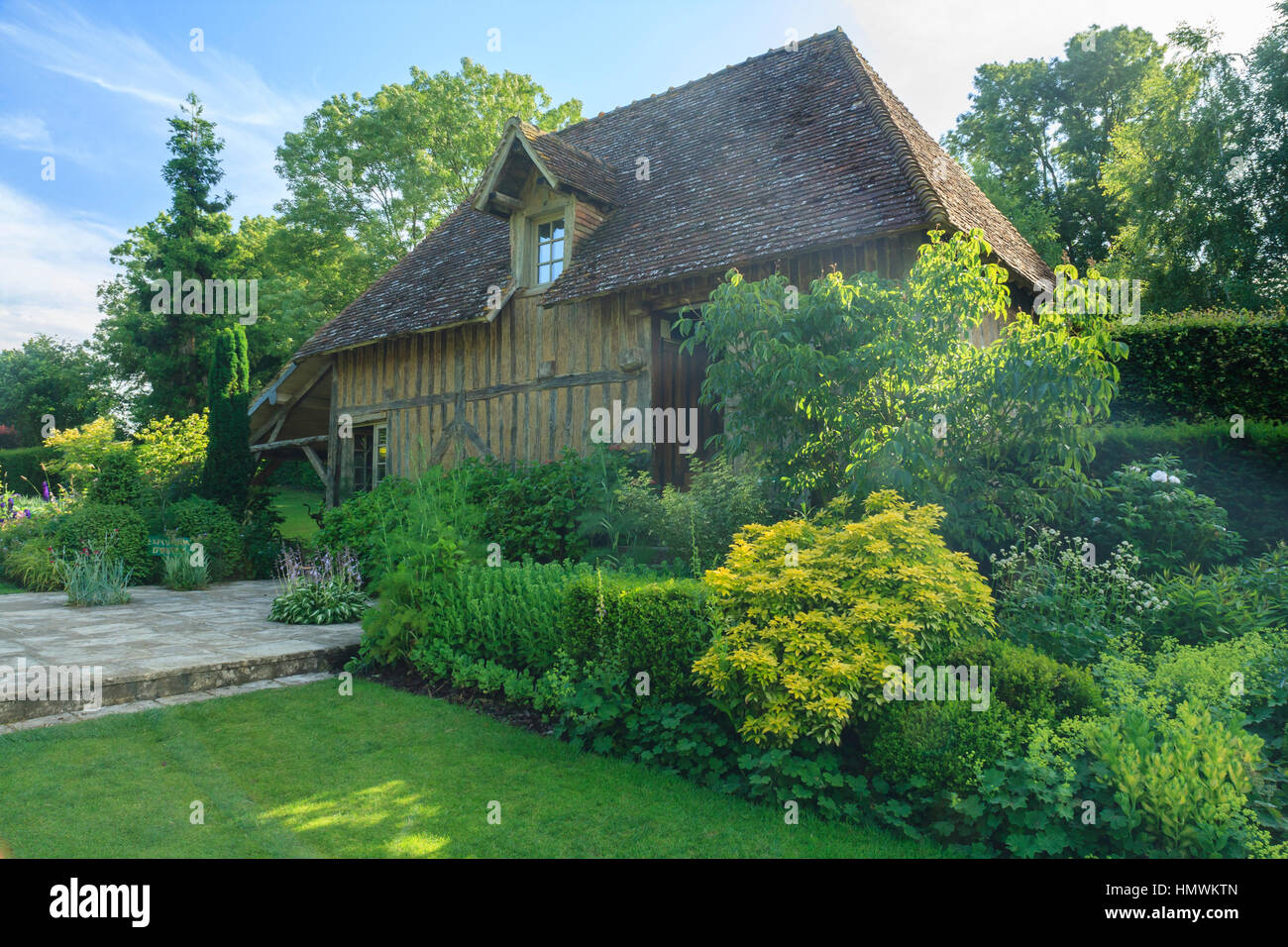 Une grange dans les jardins du pays d'Auge, Normandie, France. Banque D'Images