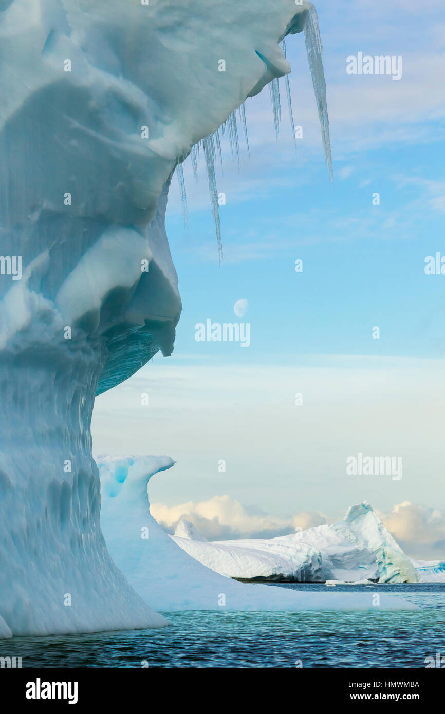 Vue paysage d'icebergs, les glaçons et la lune, l'île Booth, Péninsule Antarctique en janvier. Banque D'Images