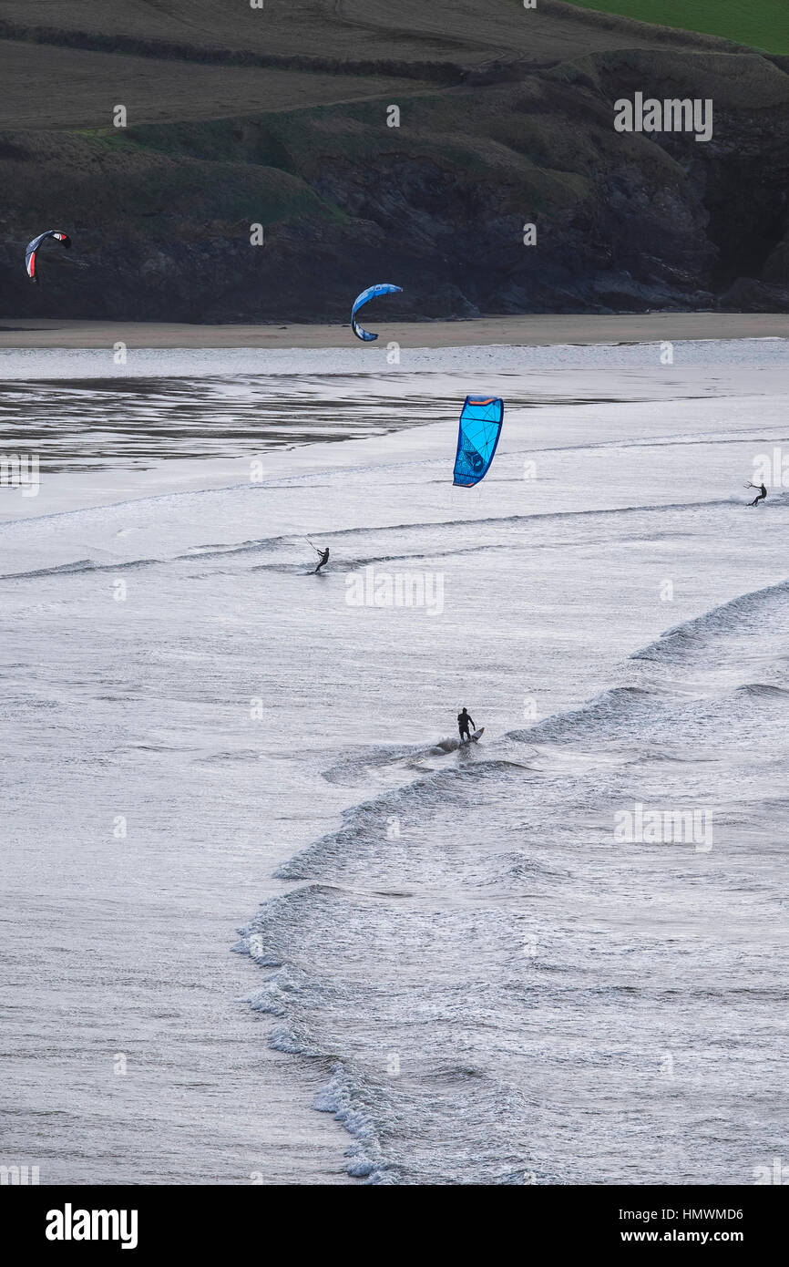 Kite surfeurs côte nord des Cornouailles de distance Banque D'Images