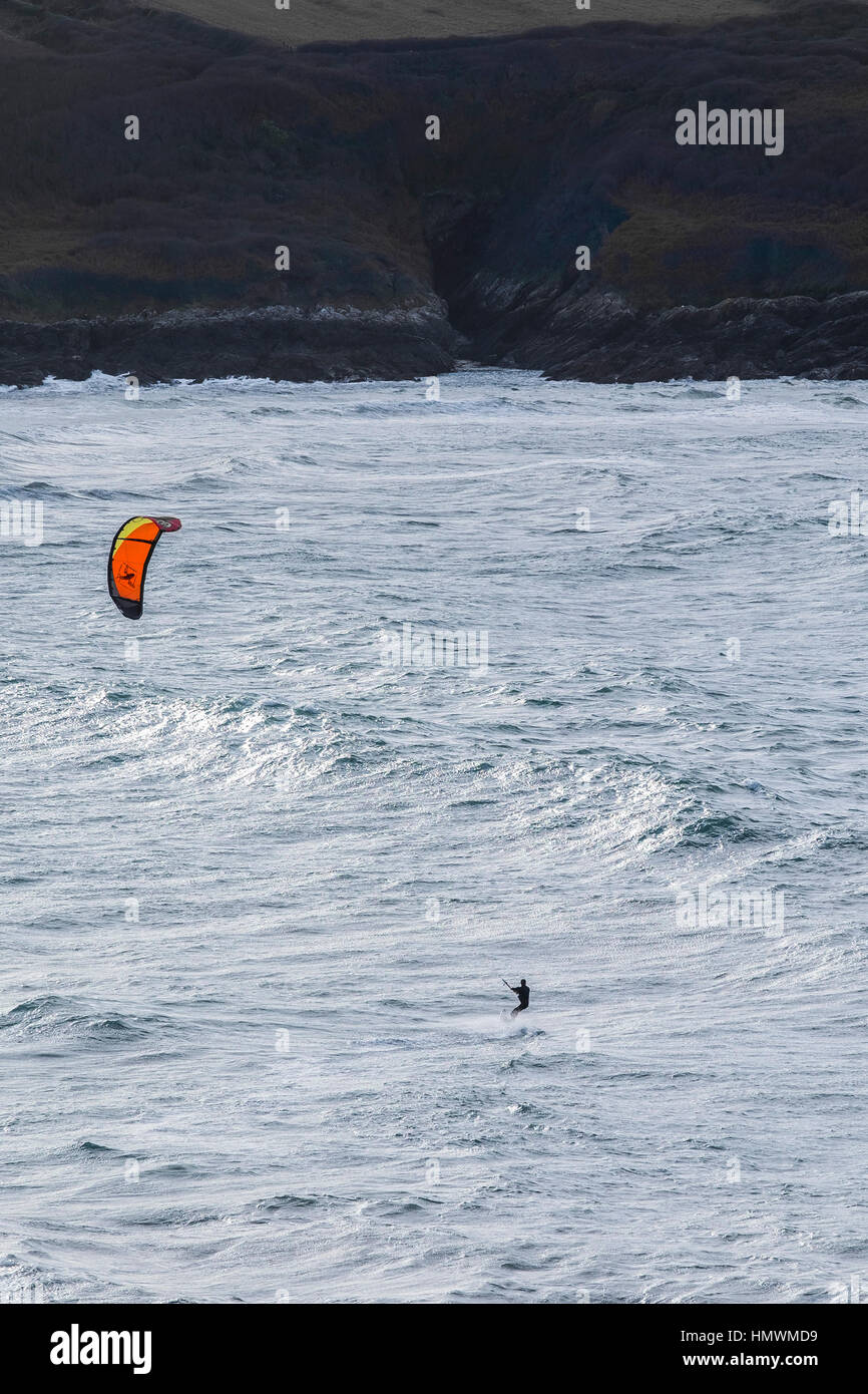 Distance surfer para côte nord des Cornouailles Banque D'Images
