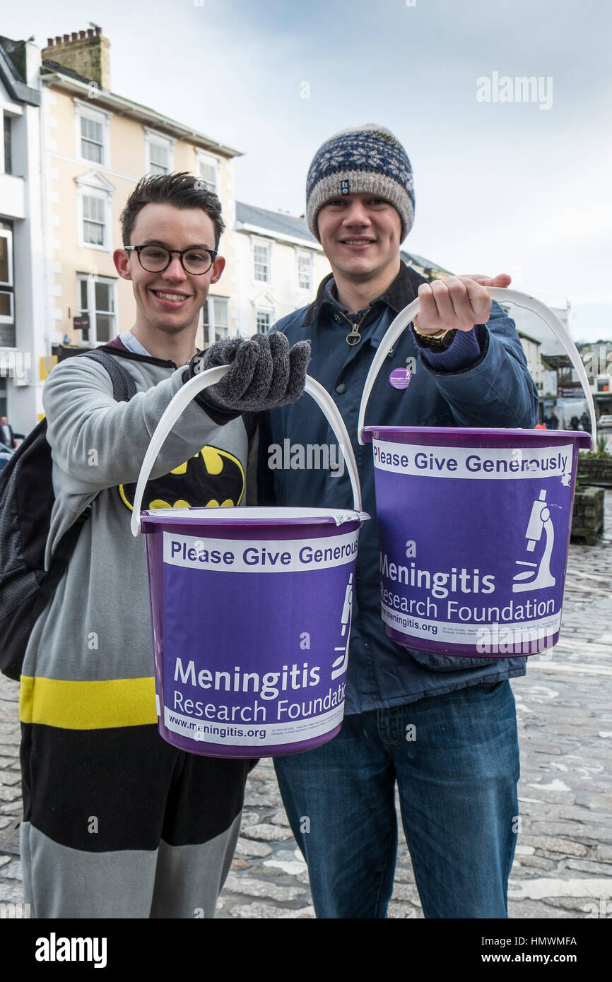 Deux bénévoles collecte de dons de bienfaisance pour la fondation de la recherche sur la méningite dans le centre-ville de Truro, Cornwall. Banque D'Images