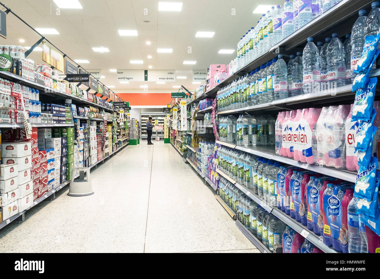 Un client se trouve à l'extrémité d'une allée dans un supermarché Morrisons. Banque D'Images