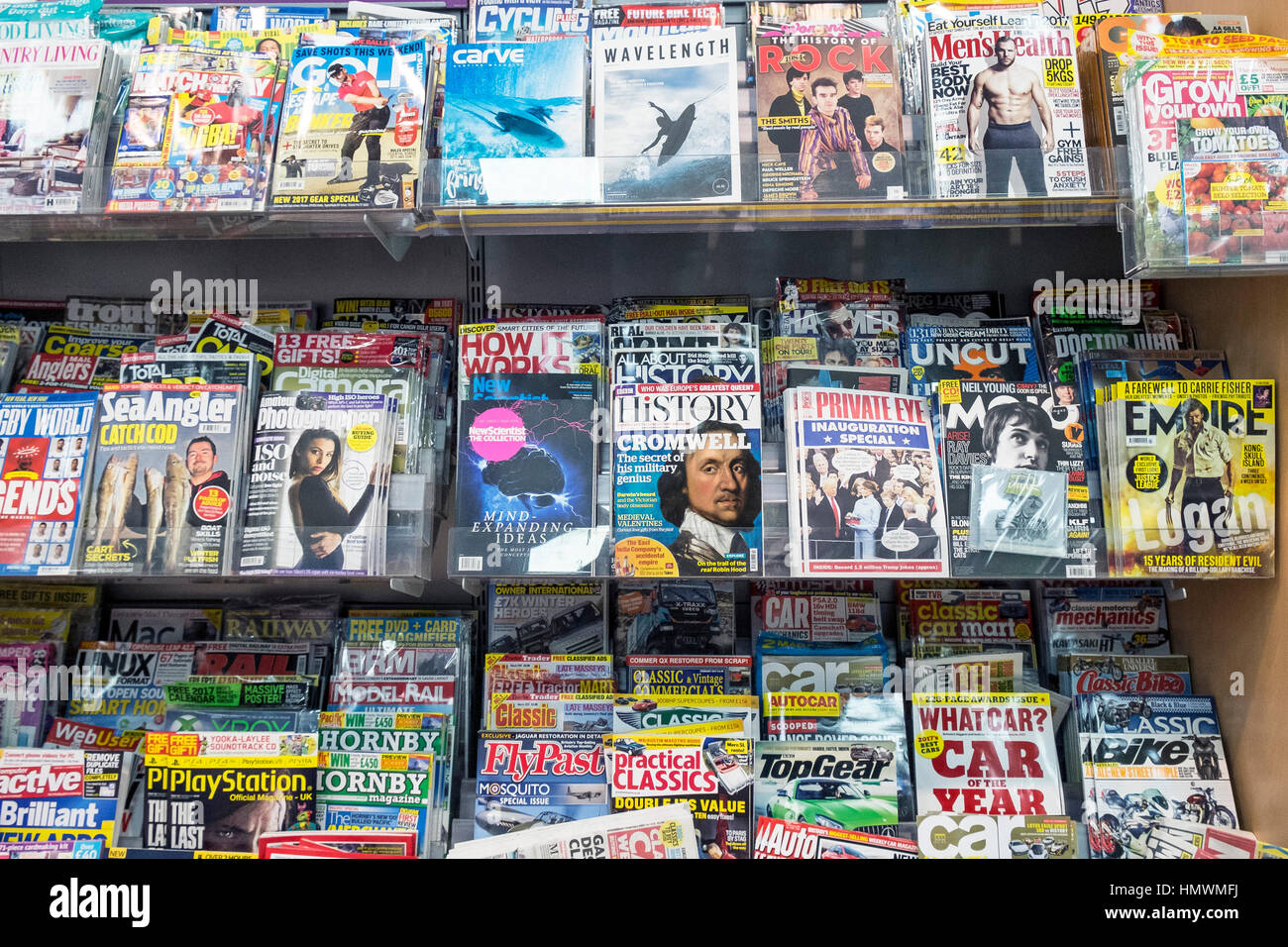 Magazines et périodiques sur l'affichage dans un supermarché Morrisons. Banque D'Images