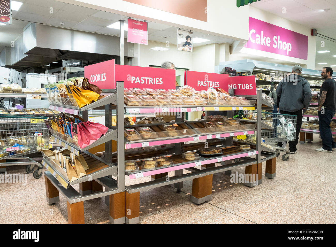 Un écran de pâtisseries à l'intérieur d'un supermarché Morrisons. Banque D'Images