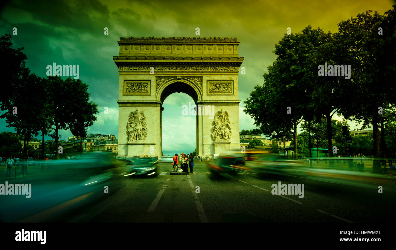 Arc de Triomphe à Paris avec les voitures du trafic Banque D'Images