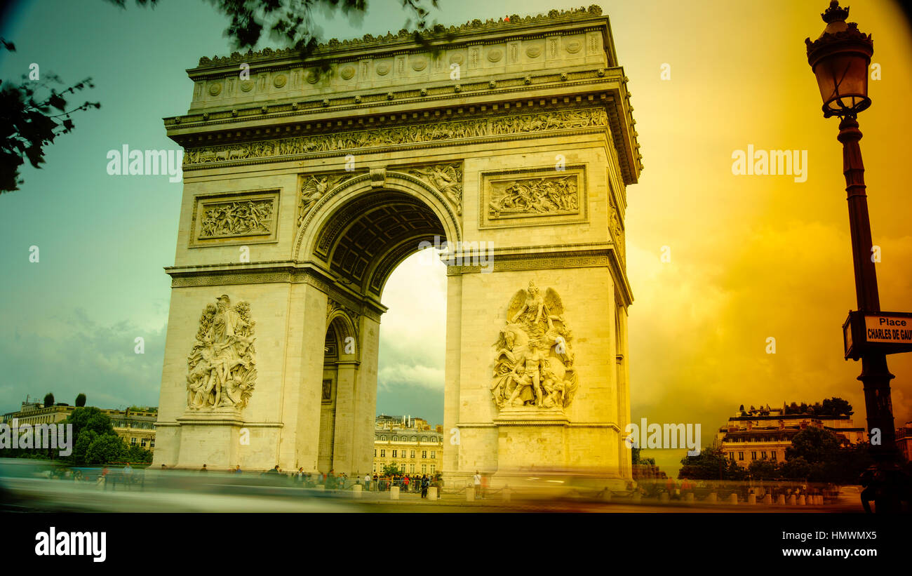 Arc de Triomphe à Paris avec les voitures du trafic Banque D'Images