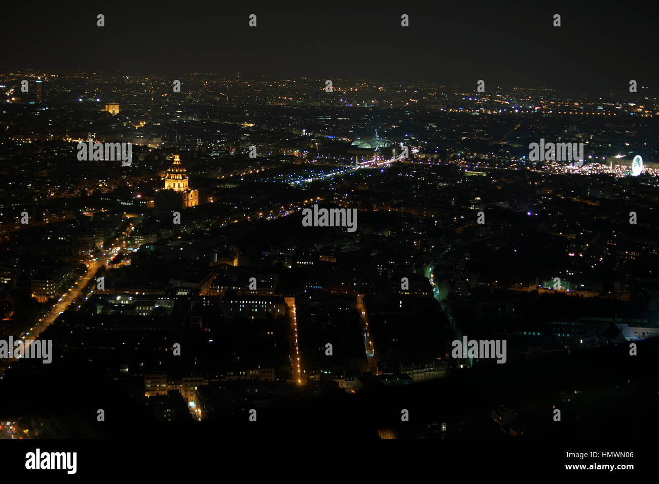 Vue panoramique aérienne de la ville de Paris de nuit avec des attractions principales de la Tour Eiffel Banque D'Images