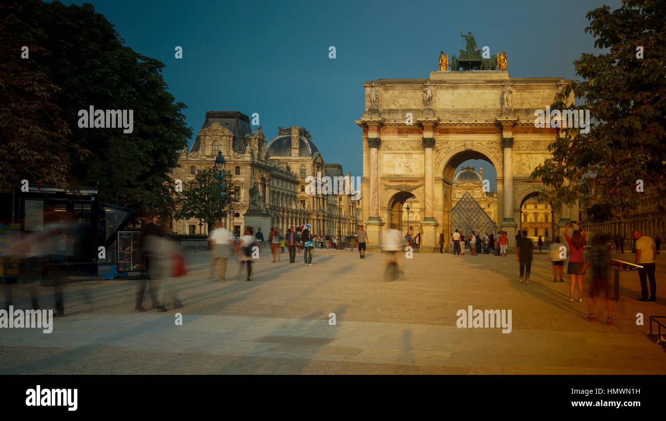 Arc de triomphe du Carrousel, c'est un arc de triomphe qui a été commandé en 1806 pour commémorer les victoires militaires de Napoléon Banque D'Images