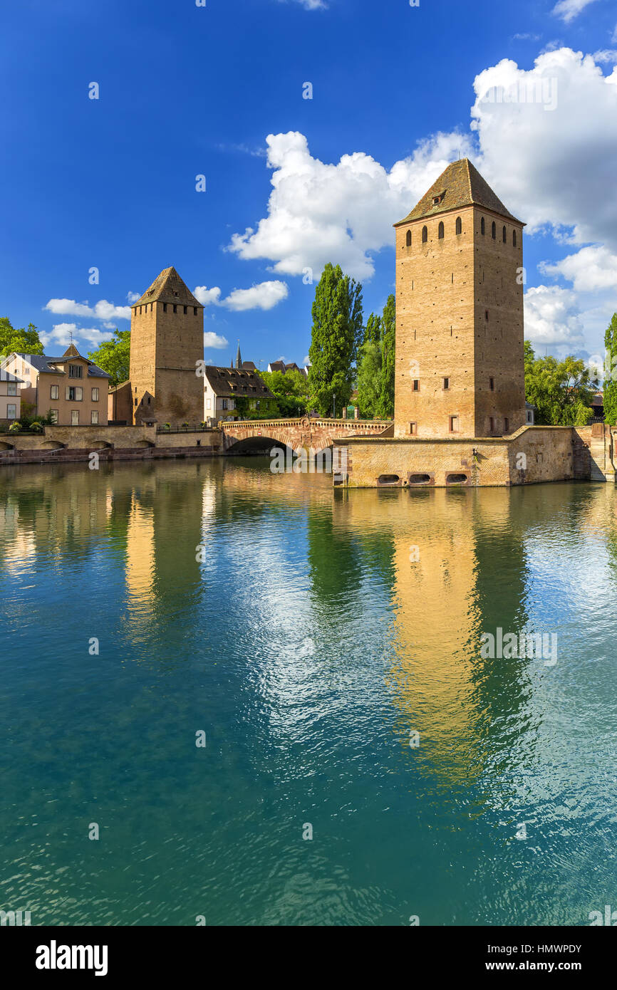 Pont médiéval ponts couverts à Strasbourg, Alsace, France sous le ciel bleu. vue de barrage Vauban. Banque D'Images