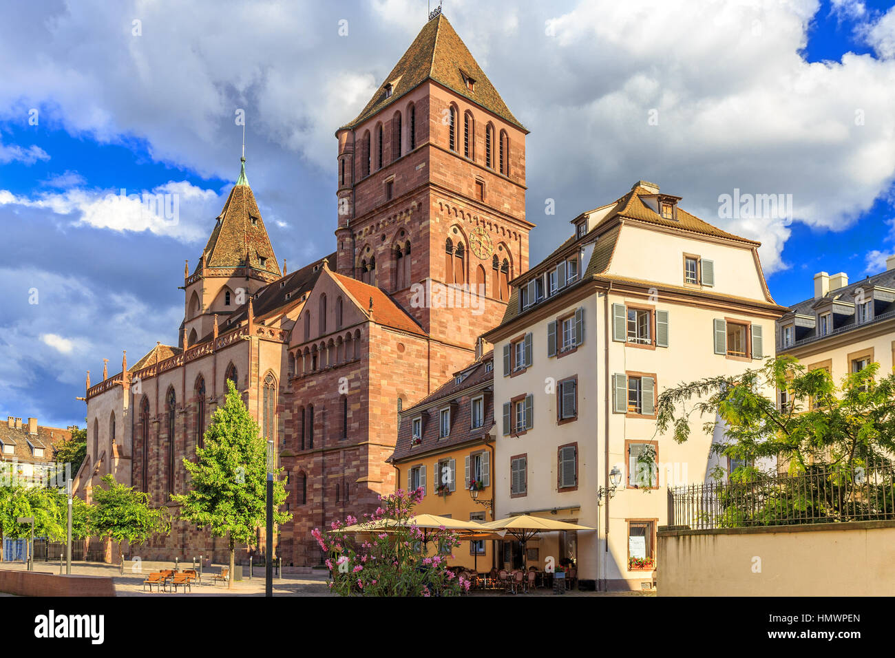 L'une des plus grandes églises de Strasbourg est st. thomas church, Alsace, France. Banque D'Images