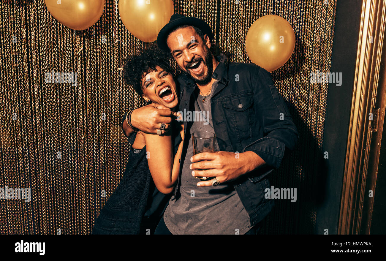Image of young couple having fun at disco. Jeune homme et femme jouissant d'un parti. Banque D'Images