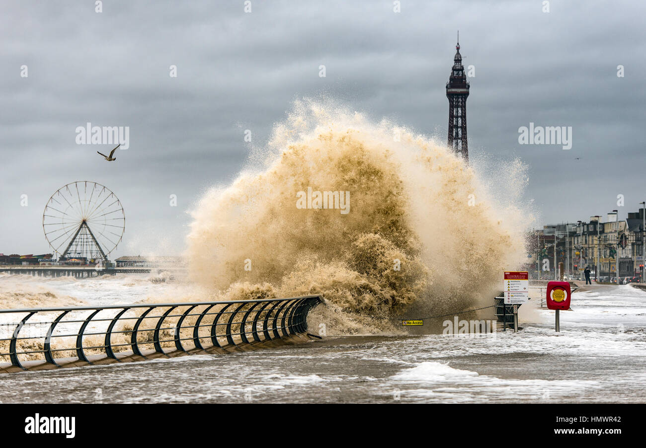 Grand déferlement des vagues sur la mer mur durant tempête à Blackpool Banque D'Images