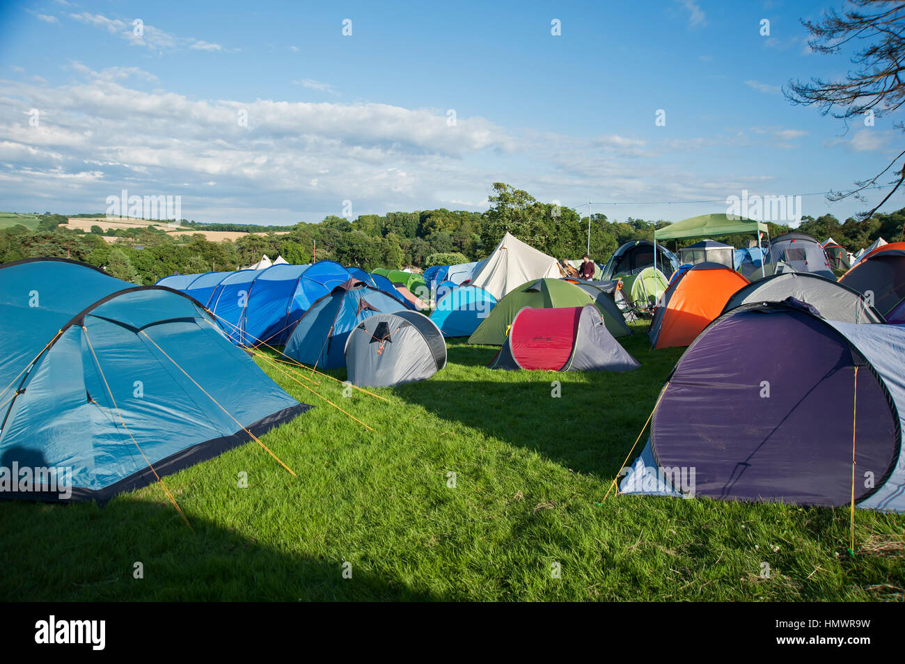 Des tentes et des tipis dans le camping Domaine du Port Eliot Cornwall Festival Banque D'Images