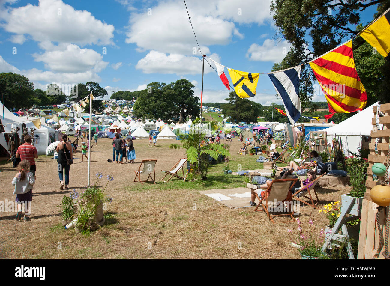 Les gens qui marchent autour de stands de nourriture et de tentes au Port Eliot Cornwall Festival Banque D'Images