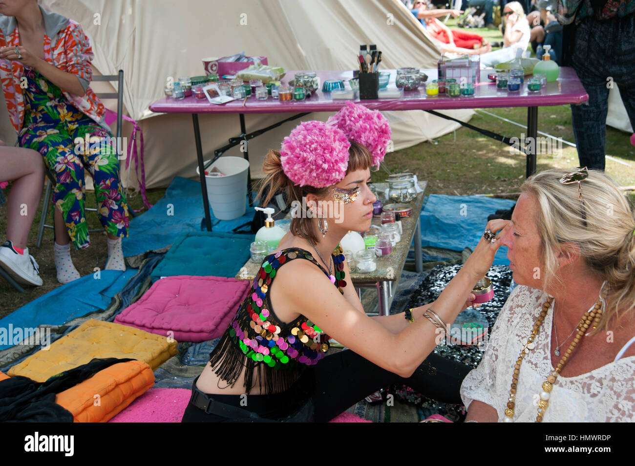 Artiste de maquillage femme appliquant le maquillage d'une femme au Port Eliot Cornwall Festival Banque D'Images