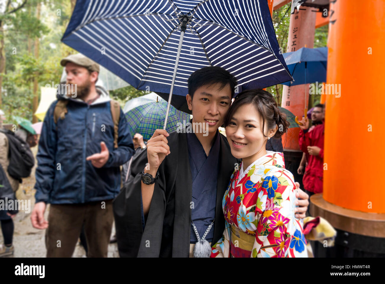 Jeune couple oriental costume japonais traditionnel Kimono, Fushimi Inari Taisha (Shinto shrine), Kyoto Banque D'Images