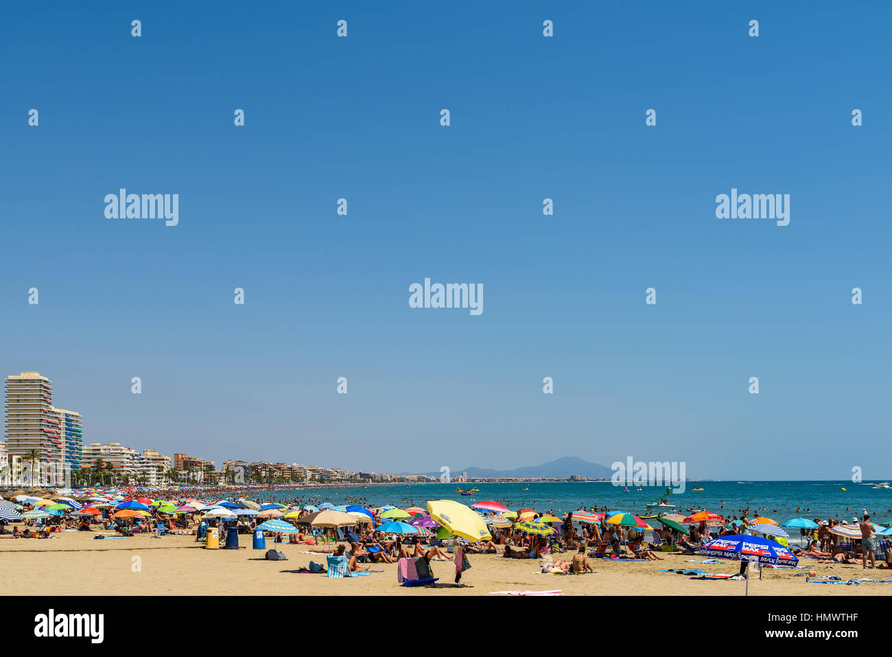 Madrid, Espagne - 27 juillet 2016 : Les gens s'amusant sur des vacances d'été à Peniscola à plage Mer Méditerranée. Banque D'Images