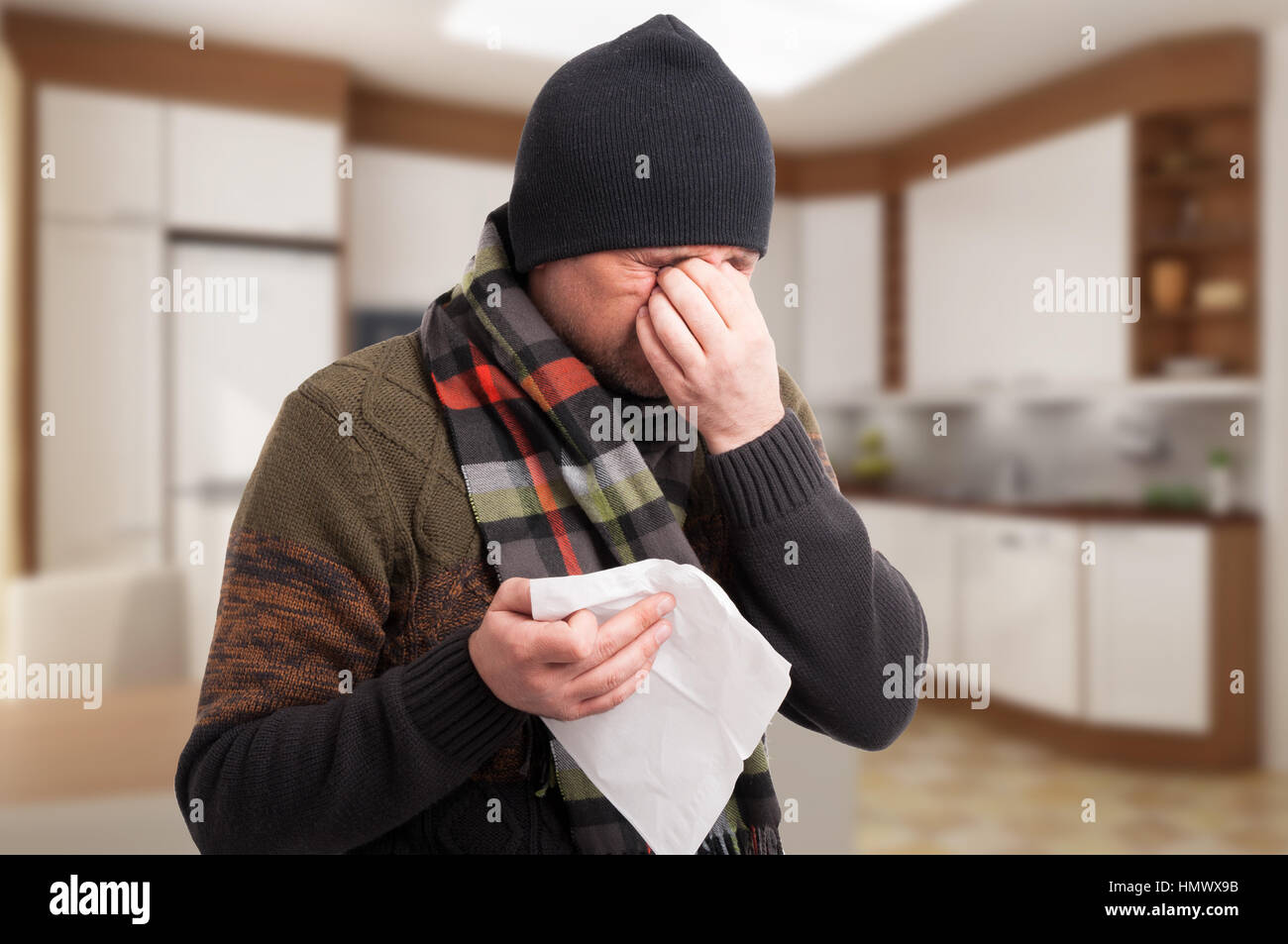 Homme malade avec la congestion du nez et des maux de tête comme concept de la sinusite Banque D'Images