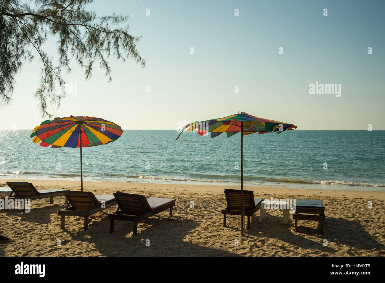 Chaises de plage sur la plage de sable blanc avec ciel nuageux ciel bleu Banque D'Images